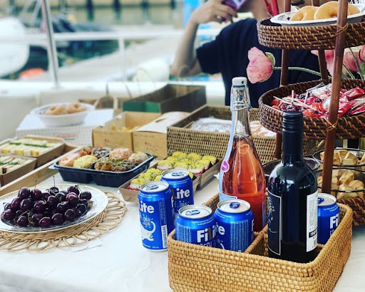 요트홀릭과 함께하는 부산 요트 투어, 특별한 이벤트와 폭죽 맛집을 즐기세요!